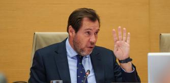El ministro de Transportes y Movilidad Sostenible, Óscar Puente, comparece, a petición propia, en la Comisión de Transportes y Movilidad Sostenible, en el Congreso de los Diputados, a 4 de septiembre de 2025, en Madrid (España). Durante la comparecencia, ha informado de las últimas novedades del sistema ferroviario tras un verano de varias incidencias en los servicios de alta velocidad por los incendios o incidencias técnicas en el material rodante.