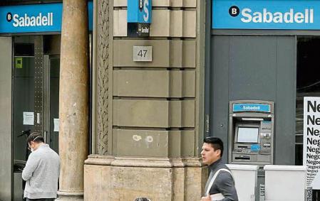 foto XAVIER CERVERA 27/04/2020 ciudadanos ,usuarios ,clientes,...de banc sabadell frente a una oficina del BS manteniendo distancia social para evitar contagio, en via laietana, ciutat vella, barcelona, durante la crisis sanitaria del covid-19 (coronavirus)