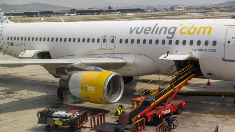 Vueling aprovecha los recortes de Ryanair y refuerza su oferta en Santiago y Tenerife