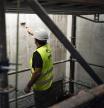 Un trabajador en una obra en Barcelona