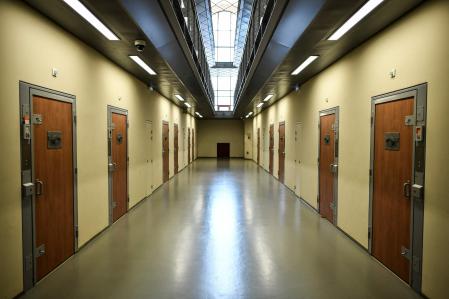 Así es la nueva vida de Nikolas Sarkozy en una celda de aislamiento en la cárcel parisina de La Santé