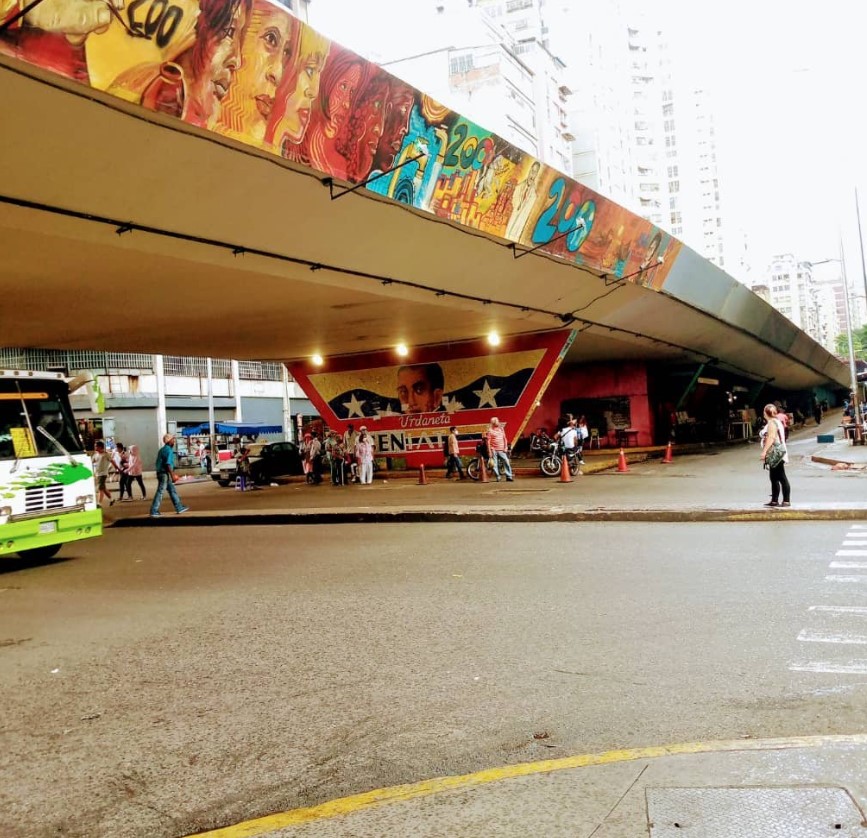 Fotografía del puente de la av. Fuerzas Armadas en Caracas.
