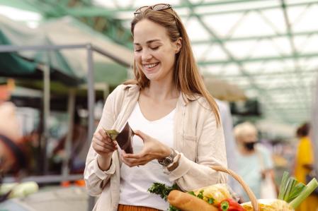 Gestionar bien el dinero permite disfrutar de compras cotidianas con menos estrés y mayor libertad