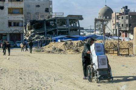 05 February 2025, Palestinian Territories, Khan Younis: Palestinians receive humanitarian aid from the United Nations Relief and Works Agency for Palestine Refugees in the Near East (UNRWA) in Khan Younis. On Tuesday, US President Donald Trump ordered a review of the country's involvement and funding in the United Nations. As part of the executive order, the US would withdraw from both the UN Human Rights Council and the UNRWA. Photo: Abed Rahim Khatib/dpa