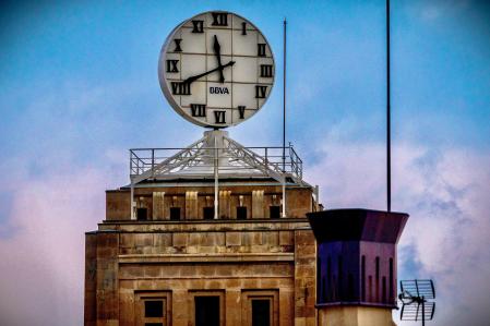 FOTO ALEX GARCIA RELOJ AVERIADO DEL BBVA EN PLAÇA CATALUNYA 2025/10/16