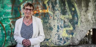 PIE DE FOTO: Renate Werwigk-Schneider, junto a un resto del muro de Berlín cerca del Memorial Muro de Berlín. Nacida en 1938 con apellido Grossmann, creció en la RDA, intentó huir a la Alemania occidental dos veces, fue encarcelada y en 1968 la RFA compró su libertad. Ejerció la pediatría hasta su jubilación