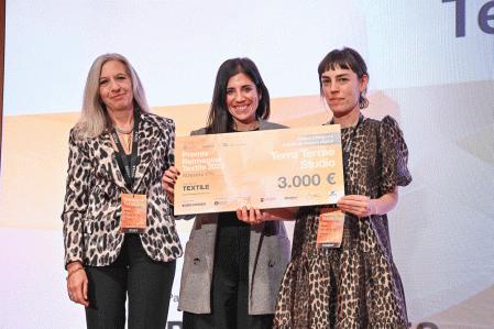 Sílvia jurado, empresaria del proyecto Terra Terrae Studio, recibiendo el premio a mejor negocio digital