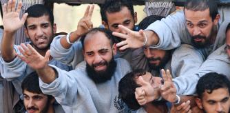 Freed Palestinian prisoners released by Israel as part of a hostages-prisoners swap and a ceasefire deal between Hamas and Israel, gesture, in Khan Younis in the southern Gaza Strip, October 13, 2025. REUTERS/Ramadan Abed