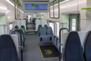 El tren lanzadera al aeropuerto sale de la fábrica para iniciar la fase de pruebas