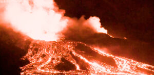El volcán Kilauea de Hawái vuelve a entrar en erupción con fuentes de lava que superan la altura del Empire State Building