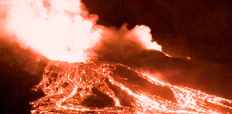 El volcán Kilauea de Hawái vuelve a entrar en erupción con fuentes de lava que superan la altura del Empire State Building