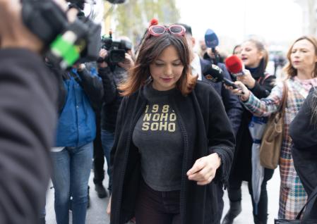 La actriz Elisa Mouliaá llega a los Juzgados de Plaza de Castilla para entregar su teléfono móvil a fin de que la Policía Nacional pueda analizar las conversaciones que mantuvieron, a 11 de abril de 2025, en Madrid (España). El exdiputado de Sumar Íñigo Errejón, está previsto que acuda los juzgados media hora después que la actriz Elisa Mouliaá para entregar también su teléfono móvil. Esta diligencia se enmarca en el procedimiento que dirige el magistrado Adolfo Carretero, contra el exportavoz de Sumar por el presunto delito de agresión sexual del que le acusa la actriz.