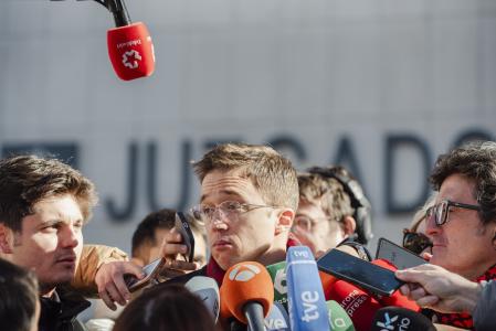 El ex portavoz de Sumar en el Congreso Iñigo Errejón ofrece declaraciones a los medios tras declarar en los juzgados de Plaza de Castilla, a 16 de enero de 2025, en Madrid (España). El juez que investiga al exportavoz parlamentario de Sumar Íñigo Errejón por un presunto delito de agresión sexual le toma declaración como investigado, y a la actriz Elisa Mouliaá como denunciante. Los hechos denunciados por Mouliaá fueron en septiembre de 2021.