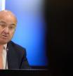 El vicepresidente del Banco Central Europeo (BCE), Luis de Guindos, interviene en la sesión 'Perspectivas de la economía de la zona euro en un entorno de incertidumbre’, en el Auditorio ‘La Caixa’, a 21 de abril de 2023, en Madrid (España). La conferencia ha sido organizada por la Cátedra Fundación ‘La Caixa’ Economía y Sociedad.