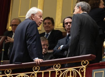 Los expresidentes del Gobierno Felipe González (2i); José María Aznar (2d) y José Luis Zapatero (1d) conversan durante el acto de jura de la Constitución ante las Cortes Generales, en el Congreso de los Diputados, a 31 de octubre de 2023, en Madrid (España). La Princesa Leonor jura hoy la Constitución ante las Cortes Generales con motivo de su 18 cumpleaños al igual que hizo su padre al cumplir su mayoría de edad. Este acto solemne tiene un marcado carácter simbólico. En él se escenifica la continuidad de la monarquía parlamentaria y después de él, la Princesa Leonor se convertirá ya de pleno derecho en la heredera del trono. Conforme con lo previsto en la Carta Magna en caso de muerte, incapacidad o abdicación de Felipe VI la Princesa Leonor podría sucederle de forma inmediata.