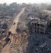 Los bombardeos de Israel sobre Gaza han dejado amplias zonas de la Franja en ruinas, incluidas partes de la ciudad de Gaza que fueron el principal foco de la ofensiva antes del alto el fuego. Imágenes de dron de la agencia Associated Press, tomadas el sábado, muestran una destrucción masiva en el barrio de Tal al-Hawa, en la ciudad de Gaza. Casas y edificios quedaron reducidos a escombros, las carreteras fueron arrasadas y los restos se esparcen por toda la zona. Durante las últimas semanas, la campaña de bombardeos israelí se centró en la ciudad de Gaza. El ejército atacó decenas de edificios de gran altura y destruyó bloques residenciales enteros, en lo que describió como un esfuerzo por desmantelar la infraestructura de Hamás.