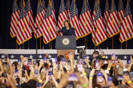 La vicepresidenta Kamala Harris se dirige a los presentes en un mitin de campaña ayer en West Allis, Wisconsin