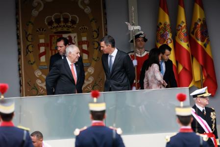 El presidente del Gobierno, Pedro Sánchez (c) conversa con el presidente del Tribunal Constitucional, Cándido Conde-Pumpido (i)