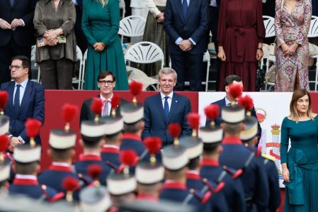 Illa (segundo por la izda.) ha asistido por segundo año al desfile tras una década de ausencias del president de la Generalitat
