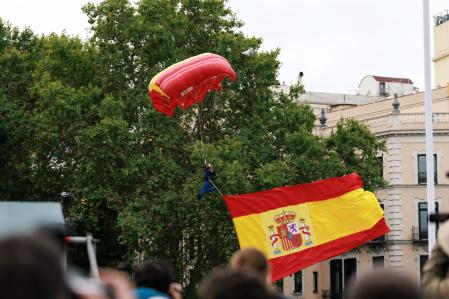 El traslado de la bandera de España —de 24 metros cuadrados y 15 kilos de peso—, ha estado a cargo de la Patrulla Acrobática de Paracaidismo