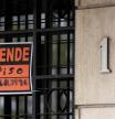 Vista de un cartel de 'Se vende' en un portal de un edificio, a 8 de abril de 2024, en Madrid (España). El precio de la vivienda usada en España ha subido un 1,8% durante el primer trimestre del año y ha repuntado un 7% respecto al mismo periodo del ejercicio anterior, situando el precio del metro cuadrado en 2.079 euros. San Sebastián y Madrid alcanzaron precios máximos en marzo, esta última ha tenido un aumento del 5,3% en el último trimestre.