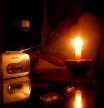 Un jubilado escucha la radio a la luz de las velas, al haberse quedado sin luz por un apagón eléctrico