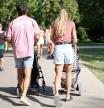 Una familia en el Parque de El Retiro, a 26 de agosto de 2023, en Madrid (España). El Instituto Nacional de Estadística (INE) ha revelado los datos de nacimientos producidos en todo el país durante el primer cuatrimestre de 2023. En total, solo han nacido entre enero y abril unas 103.443 personas, lo que supone un 1,75% menos respecto al mismo período del año anterior. Estas cifras, según el INE, convierten al primer cuatrimestre en el peor en ocho años, experimentando la natalidad una evolución a la baja desde 2016, año en el que nacieron 132.045 personas en España. La Comunidad de Madrid y Aragón son las únicas regiones donde la natalidad ha crecido respecto al año anterior.