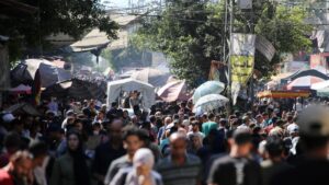 Los gazatíes salen a la calle en busca de los cadáveres de familiares