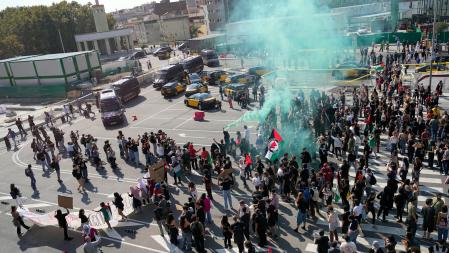 Los Mossos dispersan a manifestantes pro Palestina que querían acceder a la estación de Sants