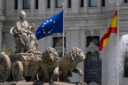 Bandera de la Unión Europea, en la plaza de Cibeles, a 9 de mayo de 2024, en Madrid (España). La fuente de Cibeles ondea la bandera de la Unión Europea, además de iluminar con los colores de la bandera varios edificios del centro de Madrid, otras ciudades de España y de otros Estados miembros de la UE, con motivo del Día de Europa.