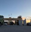 Camiones cargados con suministros de ayuda se mueven desde el lado egipcio, en ruta hacia el cruce de Kerem Shalom hacia Rafah, en el sur de la Franja de Gaza.