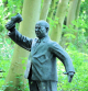 Escultura que recuerda el episodio con un Jrushchov enfurecido zapato en ristre en un parque forestal entre las ciudades alemanas de Rostock y Wismar