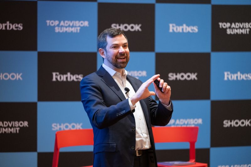 Jefe de Investigación de Grayscale, Zach Pandl, como orador invitado en la Cumbre de Asesores Principales de Forbes.