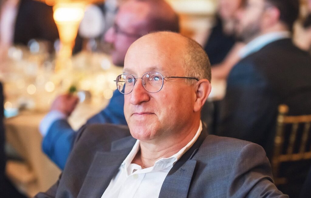 Eli Ben-Sasson en lo que parece una cena de gala mirando en diagonal a la cámara.