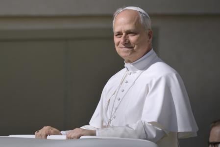 El Papa León XIV recorre la plaza de San Pedro en Papamóvil por primera vez antes de la misa de inicio de su Pontificado, a 17 de mayo de 2025, en Ciudad del Vaticano. Con esta ceremonia se marca el inicio del ministerio petrino del estadounidense Robert Prevost, el Papa León XIV. Prevost se convierte así en el 267 Pontífice de la Iglesia tras el fallecimiento el pasado 21 de abril del Papa Francisco. Se espera la presencia de más de 150 delegaciones internacionales y cerca de 200.000 fieles.
