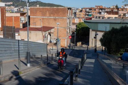 El eje Monturiol que vertebra el barrio del Raval en Santa Coloma de Gramenet .