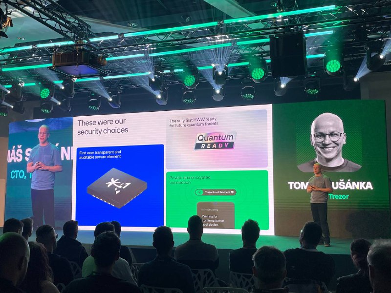 Tomáš Sušanka, CTO de Trezor, en el escenario con presentación sobre hardware wallet.