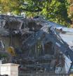 La Casa Blanca ofrecía ayer una imagen inédita: la de una excavadora destrozando una de sus fachadas. La del Ala Este, para ser concretos, la edificación que tradicionalmente se destina a la primera dama, y donde ahora Donald Trump quiere construir un gran salón de baile. Con un coste estimado de 250 millones de dólares, el proyecto no cuenta con la aprobación de la agencia federal pertinente, pero eso no ha impedido el inicio de los trabajos de demolición. El propio presidente estadounidense confirmó el comienzo de las obras en una publicación en redes sociales, e hizo referencia a ello durante una recepción: “Tenemos mucha construcción en marcha, como podrán oír”, dijo el republicano mientras saludaba a un equipo de béisbol.