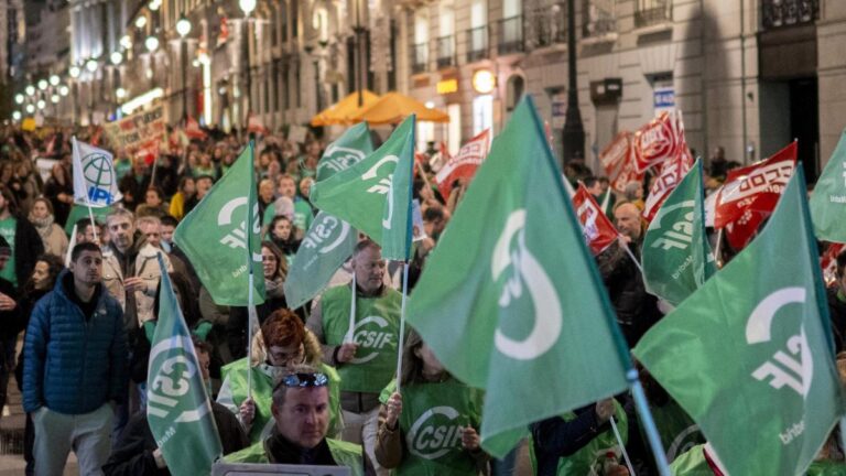 UGT, CCOO y CSIF convocan manifestaciones de funcionarios el 30 de octubre y amenazan huelga