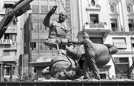 Retirada de la estatua ecuestre del dictador Francisco Franco en la plaza del Ayuntamiento de València