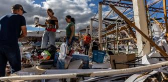 AME7084. RIO BONITO DO IGUAÇÚ (BRASIL), 08/11/2025.- Personas caminan este sábado, en medio de escombros causados por un tornado en Rio Bonito do Iguaçu (Brasil). Las autoridades del sureño estado brasileño de Paraná declararon el estado de calamidad pública en los municipios castigados el viernes por un tornado sin precedentes que dejó al menos seis muertos y 750 heridos, así como una ciudad en un 90 % en ruinas. EFE/ Sergio Ranalli