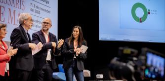 foto XAVIER CERVERA 08/11/2025 aprovacio codi deontologic, amb annexes (40 anys del col.legi de periodistes, congres anual al caixaforum, barcelona) enrique san juan, judit alonso, ana jimenez, alicia oliver, llucia oliva, josep carles rius, joan maria morros, eva arderius (presentadora)