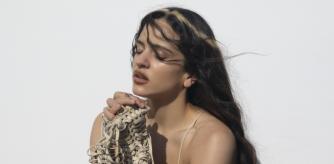 Official video for “Berghain” by Rosalía feat. Björk & Yves Tumor Listen & Download https://ROSALIA.lnk.to/Berghain 'LUX' Out Nov 7 https://www.rosalia.com/ LYRICS:
(Alemán)
Seine Angst ist meine Angst
Seine Wut ist meine Wut
Seine Liebe ist meine Liebe
Sein Blut ist mein Blut Die Flamme dringt in mein Gehirn ein
wie ein Blei-Teddybär
ich bewahre viele Dinge in meinem Herzen auf
deshalb ist mein Herz so schwer Seine Angst ist meine Angst
Seine Wut ist meine Wut
Seine Liebe ist meine Liebe
Sein Blut ist mein Blut (Español)
Yo sé muy bien lo que soy
ternura pa’l café
solo soy un terrón de azúcar
Sé que me funde el calor
sé desaparecer
cuando tú vienes es cuando me voy (Alemán)
Seine Angst ist meine Angst
Seine Wut ist meine Wut
Seine Liebe ist meine Liebe
Sein Blut ist mein Blut (Inglés)
Björk
This is divine intervention
The only way to save us is through divine
intervention
The only way I will be saved is through divine
intervention Yves Tumor
I’ll fuck you till you love me
I’ll fuck you till you love me
I’ll fuck you till you love me
Till you love me
Till you love me
Till you love me
Till you love me
Till you love me
Love me
Till you
Till you love me
I’ll fuck you till you love me
I’ll fuck you till you love me
Love me
Love me
Love me
Love me CREDITS:
Director - Nicolas Méndez
Produced by CANADA
Creative Direction - Rosalía Vila Tobella & Pilar Vila
Executive Producer - Victor Mata
Producer - María Rubio
Managing Partner - Alba Barneda
Head of Music Videos - Callum Harrison
DOP - Max Pittner
Production Designer - Andy Kelly
Stylist - Jose Carayol
Assistant Stylist - Misha Davis
Assistant Stylist - Helena Contreras
Make up - Isabella Ching
Hair – Serpiente Editor - Carlos Font Clos
Assistant Editor - Bernat Udina
Postproduction Coordinator - Marina M. Campomanes
Grading - Metropolitana
CGI/VFX - El Ranchito
VFX/Online - Alvaro P. Posadas & Marta Castillo @ CANADA
Additional VFX - David Gomez @ Only Postproduction, Metropolitana
Sound Mix - Xevi Studio
Commissioner - Saul Levitz CAST
Jeweller - Krzysztof Konrad
Doctor - Beata Rynkiewicz-Zaborowska
Choir FEs - Michelle He, Poonam Chauhan, Jeff Baruani, Kitson Olanga, Oliwier Konrad, Victoria Emmanuel Macpepple Orchestra Coordinator - Aleksander Zwierz
Conductor - Jakub Zwierz LOCAL CREW 247xRADIOAKTIVE Executive Producer - Kate Galytska
Producer - Elena Rožukaité
Production Manager - Agnieszka Dragan
Production Coordinator - Ola Stankiewicz
Production Assistant - Andrew Shpak
PA/ Chaperone Glam Team/Label - Melania Sroka
Chaperone Visiting Crew - Magda Kepa
Chaperone Artist - Michalina Ferencz
Talent Coordinator | Prep - Ania Pastuszak
Talent Coordinator Assistants - Gosia Kowalewska, Martyna Kapral
1st AD - Przemek Krawczyk
2nd AD - Katarzyna Wisniowska
Location Manager - Olga Zaborowska
Set Manager - Remik Kubiak
Production Designer - Jędrek Kowalski
Set Dresser - Maria Dziewanowska-Kowalska
Props Master - Mateusz Zakrzewski
Props on set - Filip Karczmarczyk
Props Assistants - Martin Idzik, Karol Rębalski, Adam Wąsiel, Jan Magnuszewski, Piotr Lis
Set Construction - Tomasz Trybulski Graphic - Katarzyna Trzcinska Palenga
Camera operator - Jan Konikowski 1st AC - Marcin Studniarek, Pawel Zelsko
2nd AC - Antek Luc
DIT - Marcin Boguszewski, Robert Krzyzewski
Video Assistant/VTR - Mikolaj Przywara
Grip - Przemek Libermann, Marcin Bębnista, Jarosław Bajer
Grip Ronin - Paweł Zapisek
Gaffer - Misha Shashko
Best Boy - Yevhenii Malik
Spark - Bartosz Baprawski, Andrii Linnik, Robert Kwiecień, Mateusz Gawęda, Sebastian Zurek, Lukasz Cichecki
Sound - Pawel Trabicki
Hair&Make up Artist - Izabela Andrys
Hair&Make up Artist Assts. - Justyna Zaranek, Kasia Lewandowska
Costume Designer - Emilia Czartoryska
Costume Designer Assistant - Martyna Pawlik