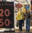 Escaparates de tiendas del centro de Barcelona con carteles que anuncian el Black Friday .
