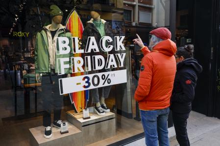 FOTODELDÍA MADRID, 19/11/2025.- Un cartel anuncia las rebajas del llamado 'Black Friday' en un comercio en Madrid, este miércoles. Las dudas e incógnitas sobre la verdad de los precios rebajados que se anunciarán durante el 'Black Friday', previsto para los últimos días de este mes, no retraerá al consumidor y tres de cada cuatro ya tiene planeada alguna compra, según un informe de IAB Spain. EFE/ Mariscal