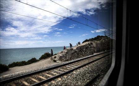 foto XAVIER CERVERA 12/05/2021 el corredor del mediterraneo ,sobre vias de tren desde un intercity de Renfe, de barcelona a valencia, pasando por tuneles -junto a mar mediterraneo- del Garraf ,con senderistas por caminos entre sitges y castelldefels