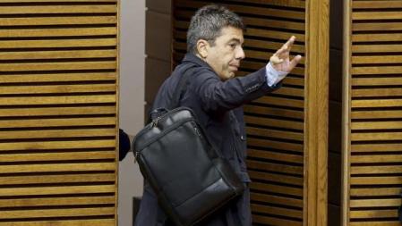 Mazón con su mochila al hombro