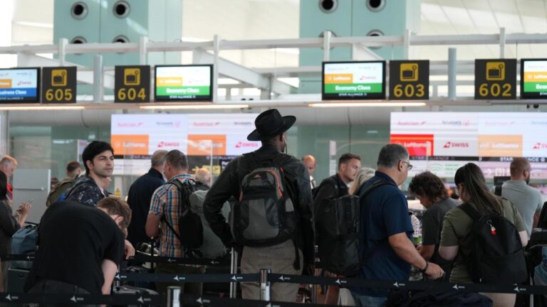 El Prat dispara la conexión con Asia y Norteamérica al límite de su capacidad