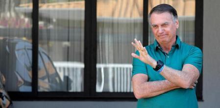 El expresidente brasileño Jair Bolsonaro fue condenado este jueves por el Tribunal Supremo de Brasil a 27 años y tres meses de cárcel por haber conspirado contra el orden democrático tras su derrota en las elecciones del 2022 frente al actual mandatario, Luiz Inácio Lula da Silva. Aunque tenía previsto dictar las penas en una sesión reservada para este viernes, la Primera Sala decidió pasar inmediatamente a la fase de sentencia una vez que concluyó la audiencia en la que, por cuatro votos a uno, declaró la culpabilidad de Bolsonaro y otros siete reos, entre ellos exministros y antiguos jefes militares.