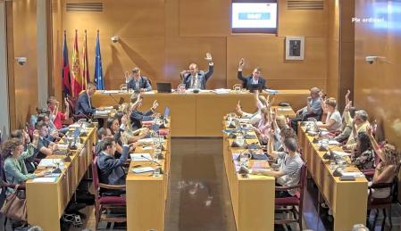 Voto a mano alzada de los concejales en el Ayuntamiento de Mataró .